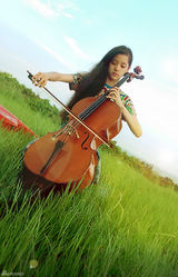 组图：欧阳娜娜大提琴写真优雅唯美