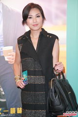 组图：杨千嬅拍新戏落泪 搭档五小孩不觉辛苦