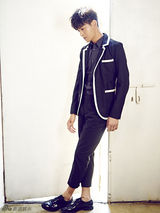 组图：乔振宇化身秋日暖男 雅痞风范熟男魅力