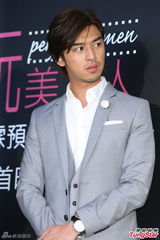 组图：陈柏霖与归亚蕾拍新片 不忘带妈妈追星