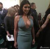 组图:卡戴珊深V绿裙亮相 挺巨波遭围堵保镖开道