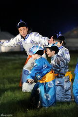 组图：《爸爸2》草原篝火晚会 萌娃成可爱吃货