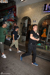 组图：港媒曝周星驰2周前深夜出街用餐显谨慎