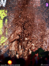 组图：小贝带两子颁奖 一家帅哥惨遭泼漆变铜人