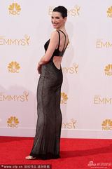 组图：朱丽安娜-玛格丽丝优雅亮相红毯