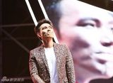 组图：杨宗纬献唱南京音乐节 动情演绎王菲金曲