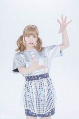 组图：卡莉怪妞双马尾 套泳圈砸西瓜萌度爆表