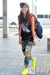 组图：韩团BEAST李起光亮相机场 呆萌搞怪