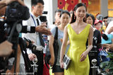 组图：刘诗诗深V黄裙笑容清新 遭围观保镖开道