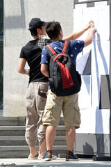 组图：少年影帝董子健开学 休闲装萌笑报到中戏