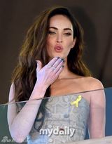 组图：梅根-福克斯韩国宣传 紧捂腿间防走光