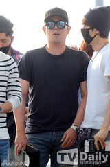 组图：SJ等人气男团亮相机场 拼时尚搭配