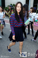 组图：Super Junior回归赴电视台彩排 粉丝围堵拍照忙