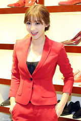 组图：柳岩低胸装扮御姐 与假想男友认真恋爱