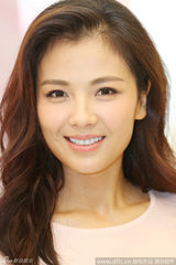 组图：美娇娘刘涛粉裙与内衣女郎同台比美