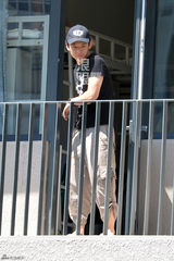 组图：少年影帝董子健开学 休闲装萌笑报到中戏