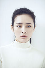 组图：于明加初秋写真大片 笑容迷人暖意浓浓