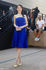 组图：蒋梦婕演绎复古名媛 抹胸裙尽显白皙肌肤