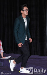 组图：韩片《群盗》试映 河正宇等出席