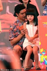 组图：田亮一家三口齐捞金 森蝶打哈欠萌翻全场