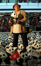 组图：千只纸熊猫空降香港 众星卖萌合影倡环保