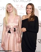 组图：朱莉亮相日本首映 小露香肩妩媚展女神范