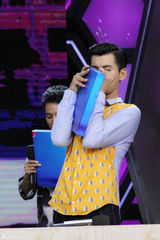 组图：乔振宇上《快本》热舞抱团展逗比一面