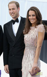 组图：威廉夫妇婚后首度公开亮相 凯特着长裙显优雅