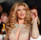 组图：英国家电视奖星光璀璨 蕾丝爆乳风情万种