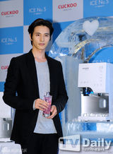 组图：元斌帅气亮相活动 俊秀清逸展美男气质