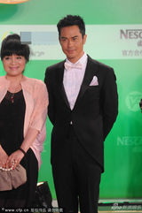 组图：上海电视节评委会成员郑嘉颖帅气亮相