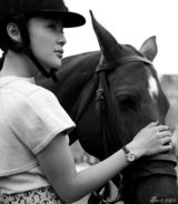 组图：袁姗姗时尚写真大气优雅