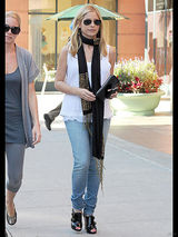 幻灯图集：碧昂斯东京代言名品 希尔顿录制脱口秀