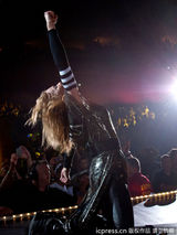 组图：麦当娜上演限制级 边跳边脱蹭猛男