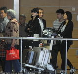 组图：刘诗诗素颜戴个性棒球帽现身机场