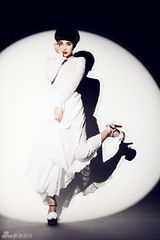 组图：小宋佳写真迷幻复古 戏里戏外皆摩登时尚