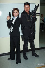 组图：宣萱马德钟等《飞虎》举枪宣传大结局