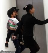 组图：张柏芝携儿子吃自助餐 Lucas自己动手烤肉