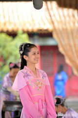 组图：张娜拉古装造型曝光 韩国甜心做可爱鬼脸