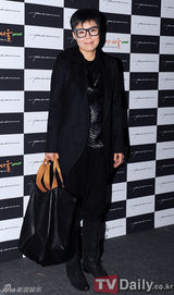 组图：韩星金贞兰Bada参加首尔时尚周朴春武展