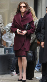 高清图：泽塔琼斯街拍 酒红色大衣搭尖头高跟鞋