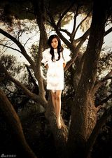 幻灯图：郑罗茜幻化白色精灵 丛林写真倡导环保