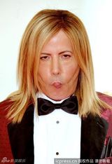 组图：艾美奖红毯 史蒂文-科若卡奴眼神呆滞玩恶搞