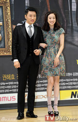 组图：《电视剧之王》发布 崔始源中分头表情搞怪