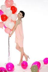 高清图：刘冬新娘装登封面 俏皮表情秀甜美性感