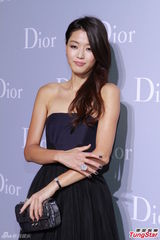 高清图：全智贤抹胸裙女神范 与任达华热情拥抱