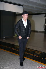 组图：陈豪婚后返港被拍 甜蜜秀婚戒