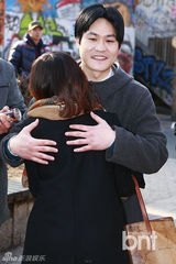 组图：金成钧孙湖竣着94复古装现身闹市送拥抱