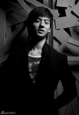 组图：赵文浩拍黑白大片 尝试成熟造型盼望长大