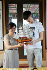 组图：于小彤北海划龙船举行成人礼